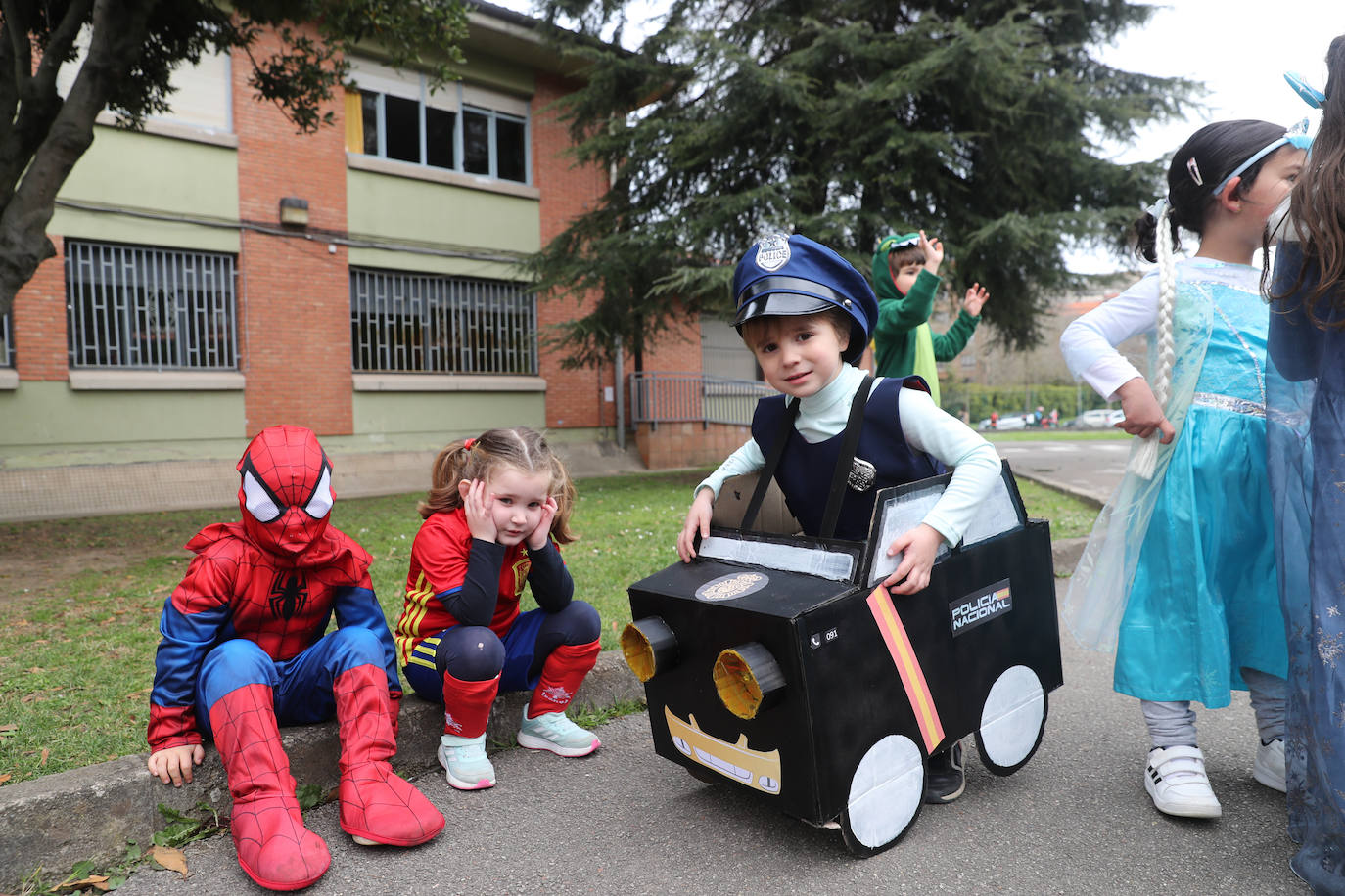 Los más pequeños disfrutaron este jueves del carnaval con fiestas y actividades en varios colegios de Gijón