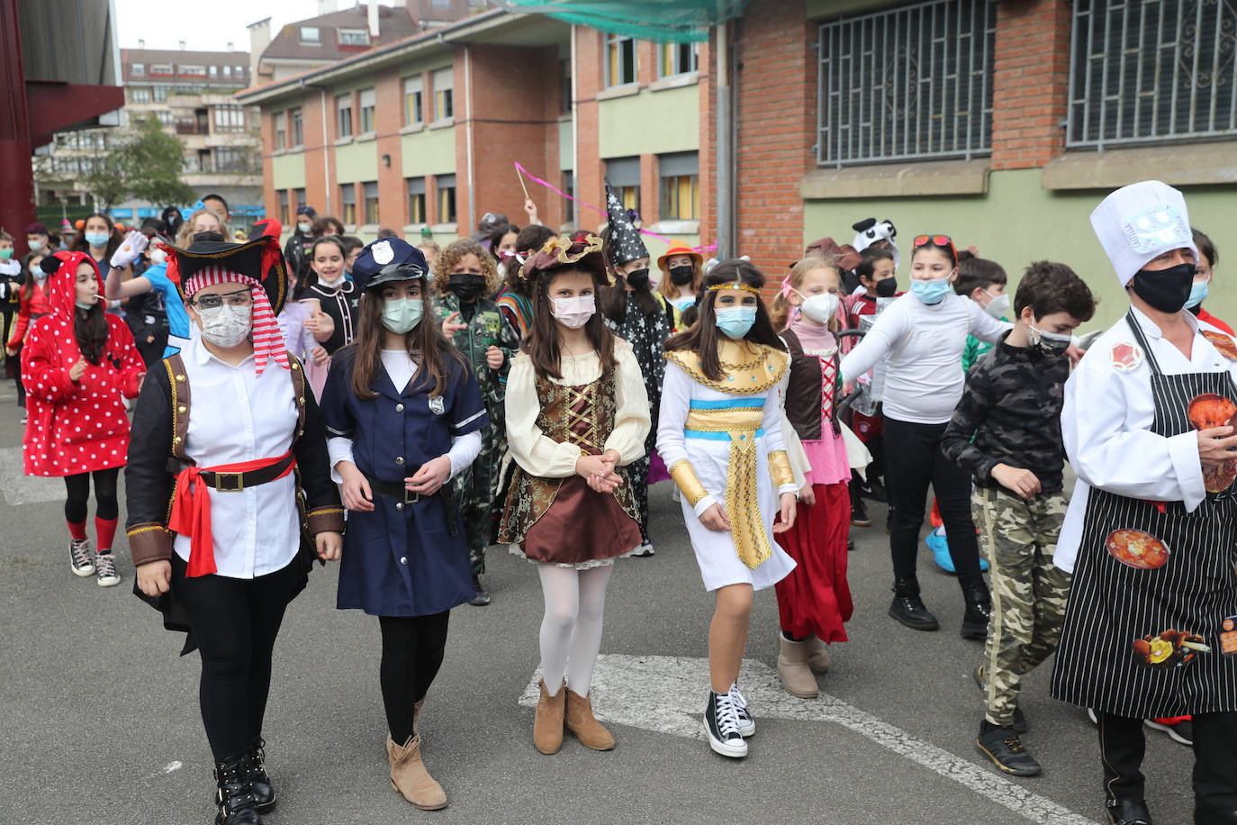 Los más pequeños disfrutaron este jueves del carnaval con fiestas y actividades en varios colegios de Gijón