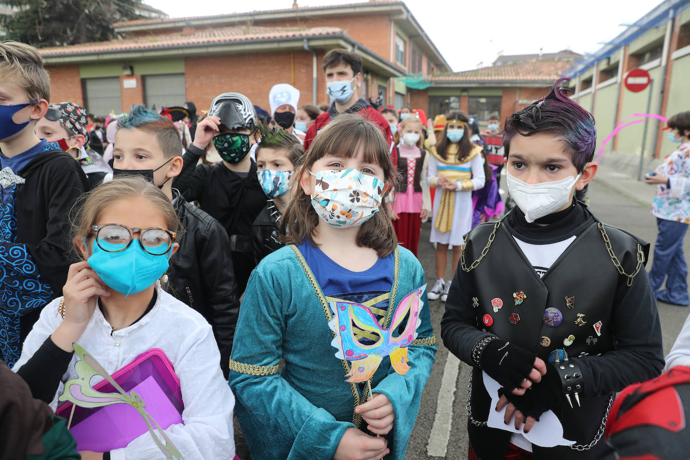 Los más pequeños disfrutaron este jueves del carnaval con fiestas y actividades en varios colegios de Gijón