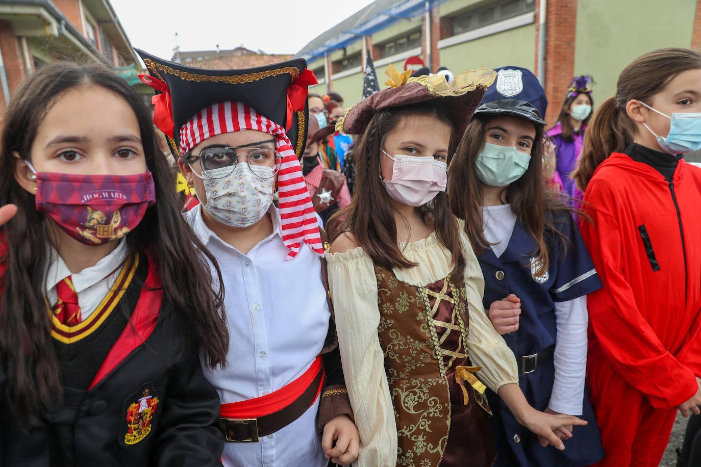 Los más pequeños disfrutaron este jueves del carnaval con fiestas y actividades en varios colegios de Gijón