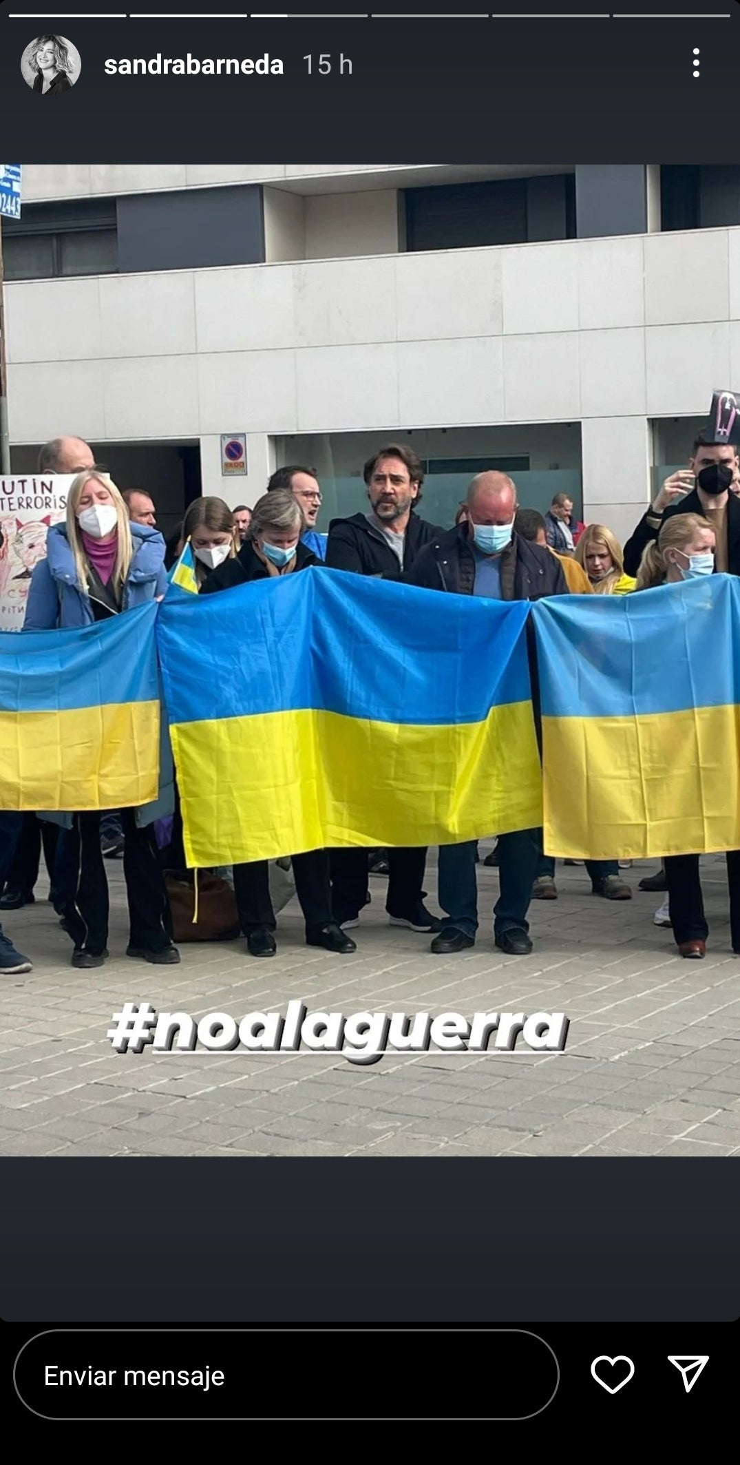 Sandra Barneda se hizo eco de la imagen de Javier Bardem presidiendo la manifestación frente a la embajada. 