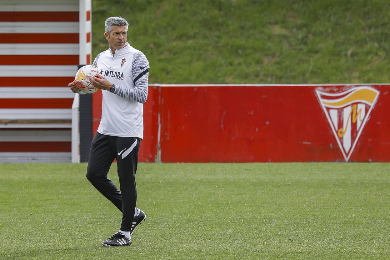 José Luis Martí, ayer, observando a sus jugadores durante el entrenamiento. 