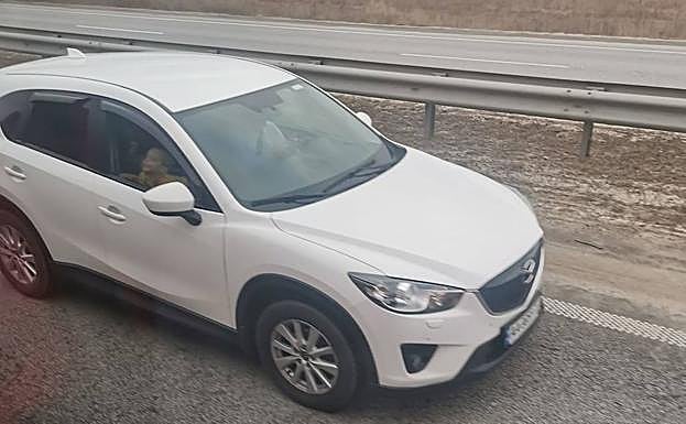 Un niño mira el autobús de Alverú desde un coche en el trayecto hacia la frontera polaca. 