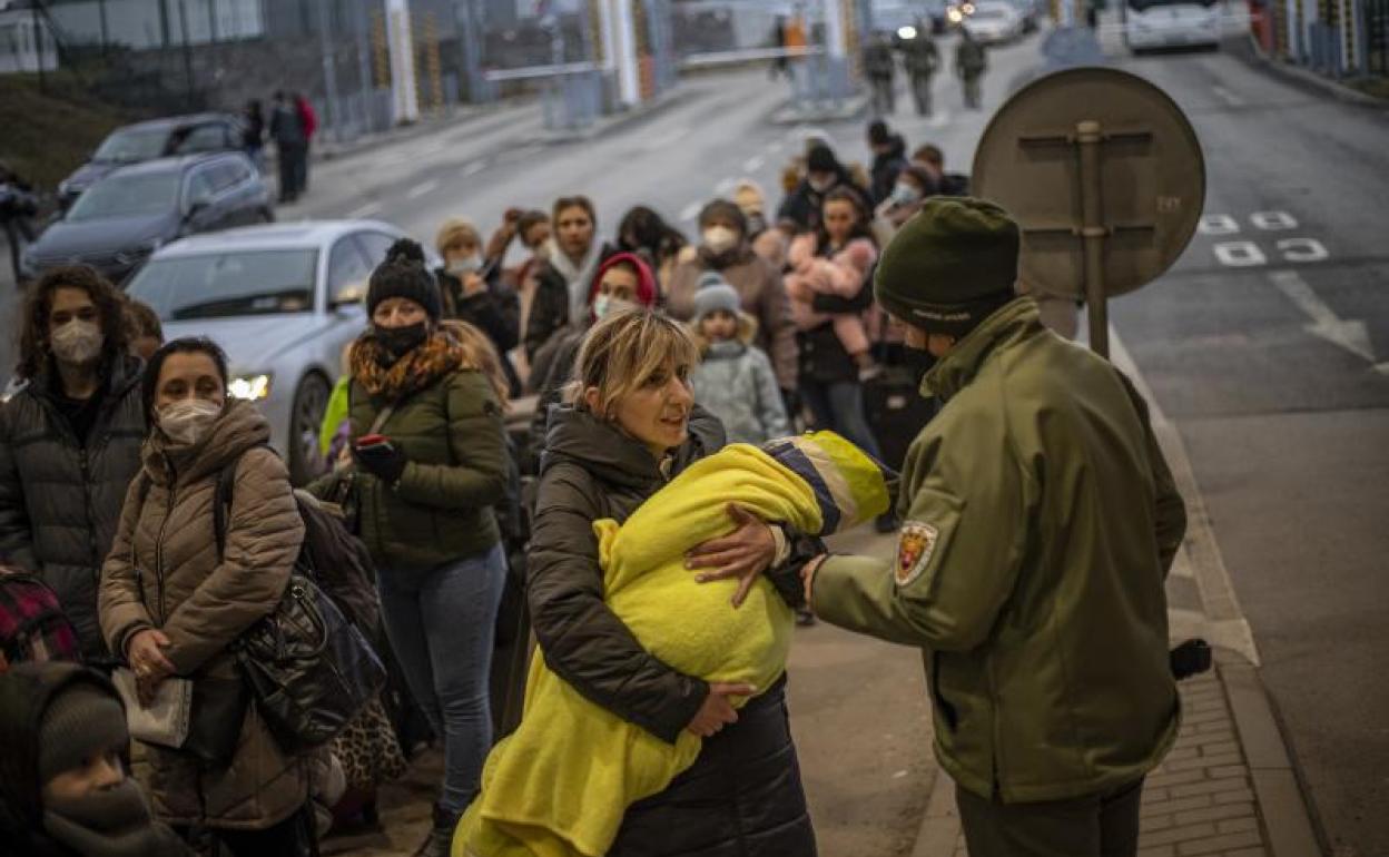 Flujo migratorio. Decenas de familias provenientes de Ucrania hacen cola en la frontera con Eslovaquia para huir de la ofensiva militar rusa.