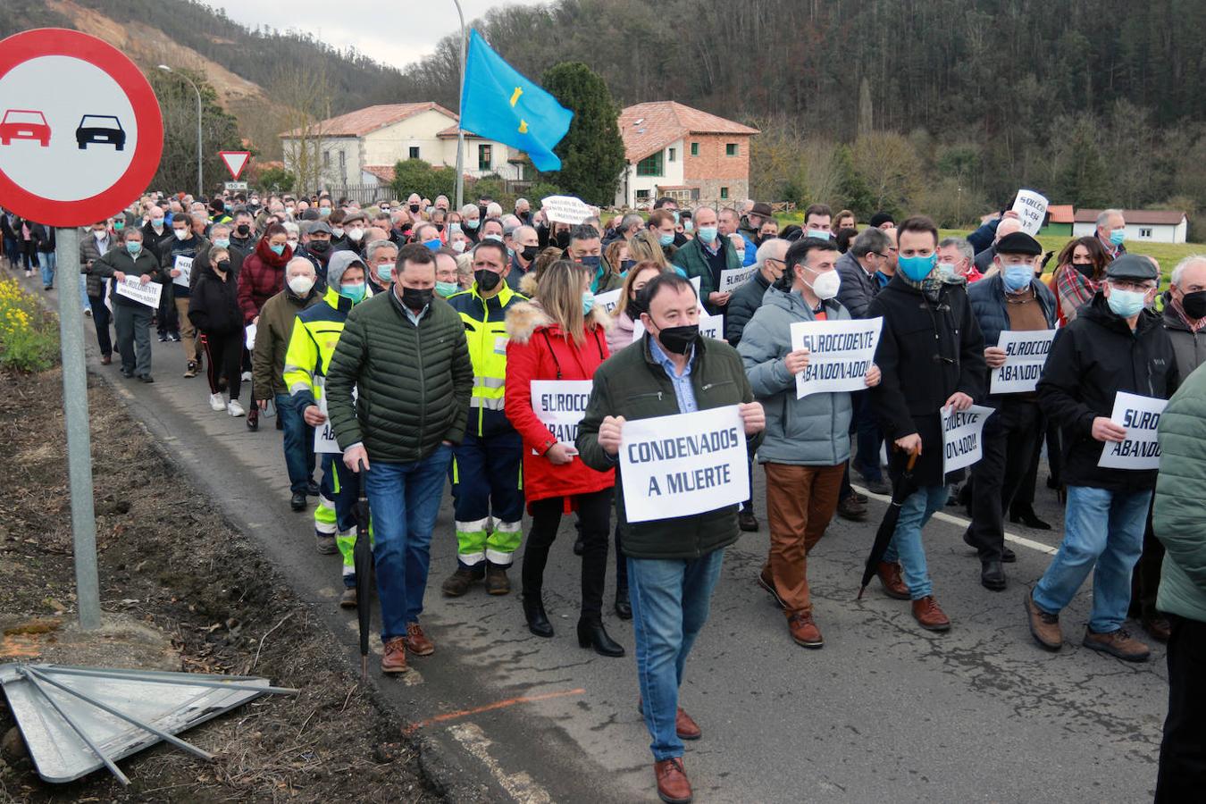 Encabezados por algunas de las mujeres que en Cangas iniciaron las protestas y por Laura y Miriam, las hijas de Lusci Mon, fallecida en el desprendimiento de Soto de la Barca, unos 500 vecinos se concentraron esta mañana en Casazorrina, Salas, a escasos metros del gran argayo que cortó hace meses la nacional 364