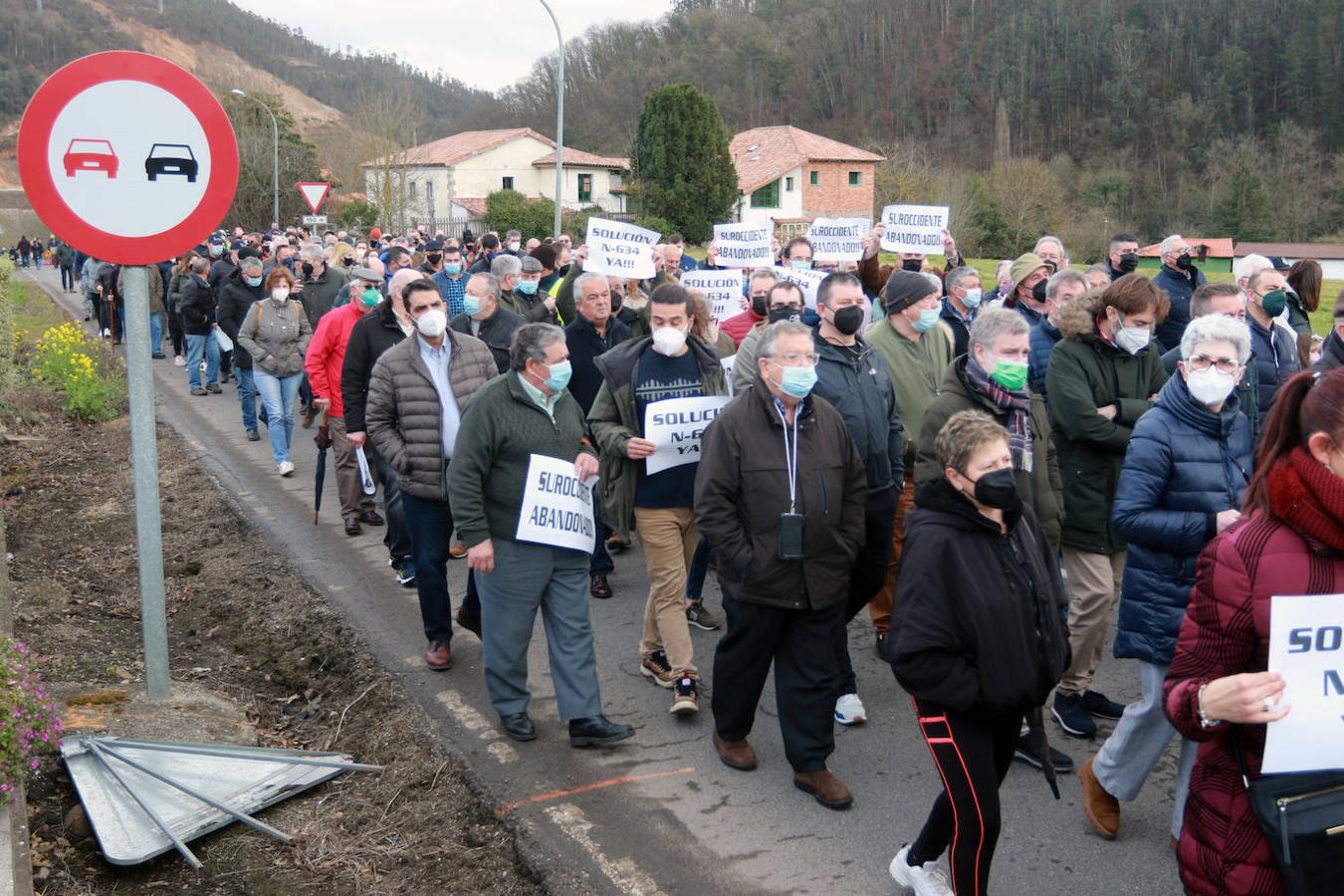 Encabezados por algunas de las mujeres que en Cangas iniciaron las protestas y por Laura y Miriam, las hijas de Lusci Mon, fallecida en el desprendimiento de Soto de la Barca, unos 500 vecinos se concentraron esta mañana en Casazorrina, Salas, a escasos metros del gran argayo que cortó hace meses la nacional 364