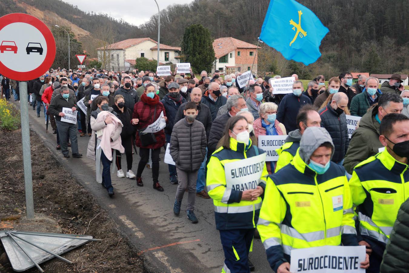 Encabezados por algunas de las mujeres que en Cangas iniciaron las protestas y por Laura y Miriam, las hijas de Lusci Mon, fallecida en el desprendimiento de Soto de la Barca, unos 500 vecinos se concentraron esta mañana en Casazorrina, Salas, a escasos metros del gran argayo que cortó hace meses la nacional 364