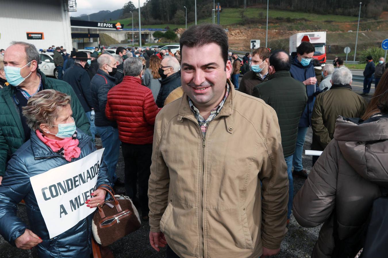 Encabezados por algunas de las mujeres que en Cangas iniciaron las protestas y por Laura y Miriam, las hijas de Lusci Mon, fallecida en el desprendimiento de Soto de la Barca, unos 500 vecinos se concentraron esta mañana en Casazorrina, Salas, a escasos metros del gran argayo que cortó hace meses la nacional 364