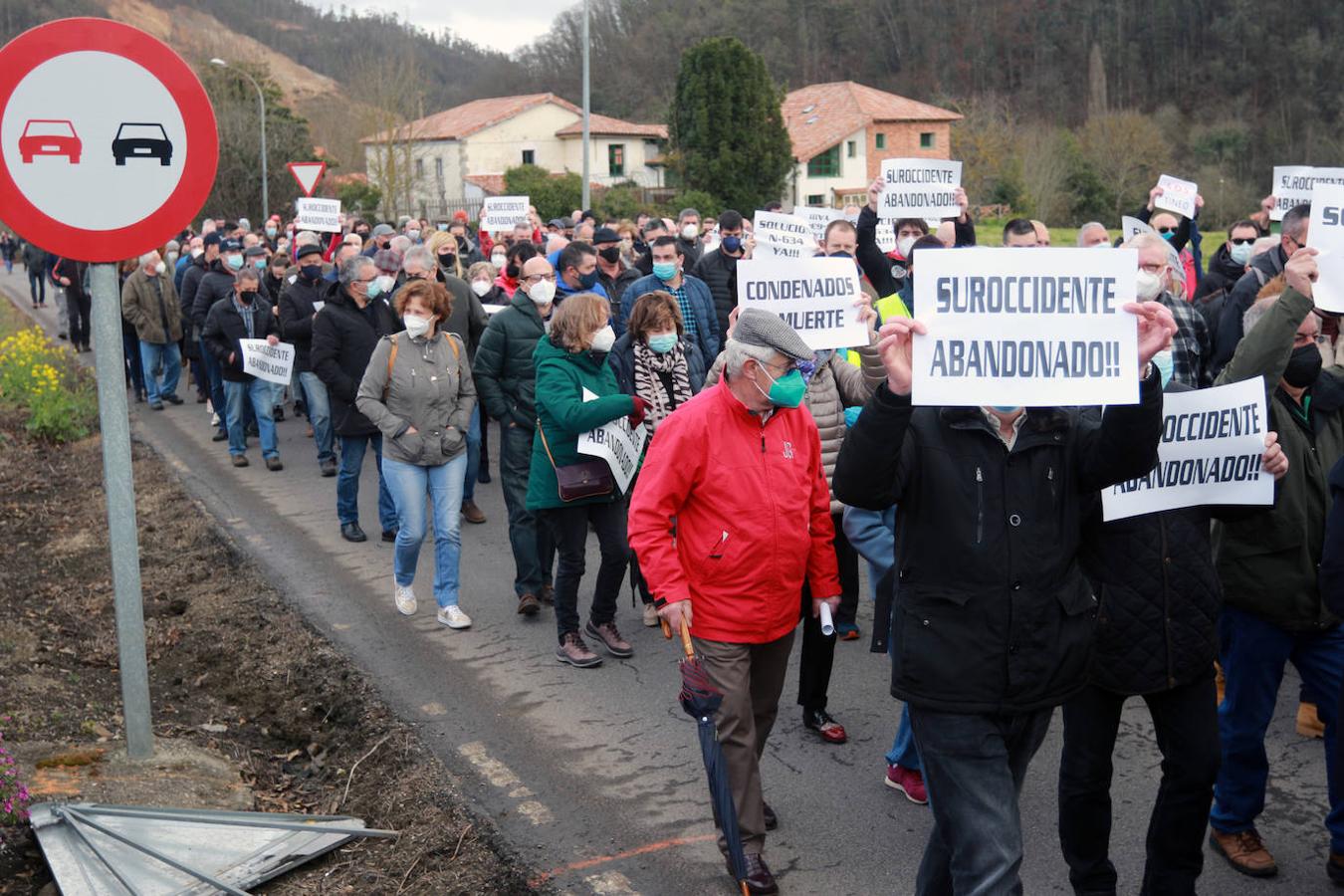 Encabezados por algunas de las mujeres que en Cangas iniciaron las protestas y por Laura y Miriam, las hijas de Lusci Mon, fallecida en el desprendimiento de Soto de la Barca, unos 500 vecinos se concentraron esta mañana en Casazorrina, Salas, a escasos metros del gran argayo que cortó hace meses la nacional 364