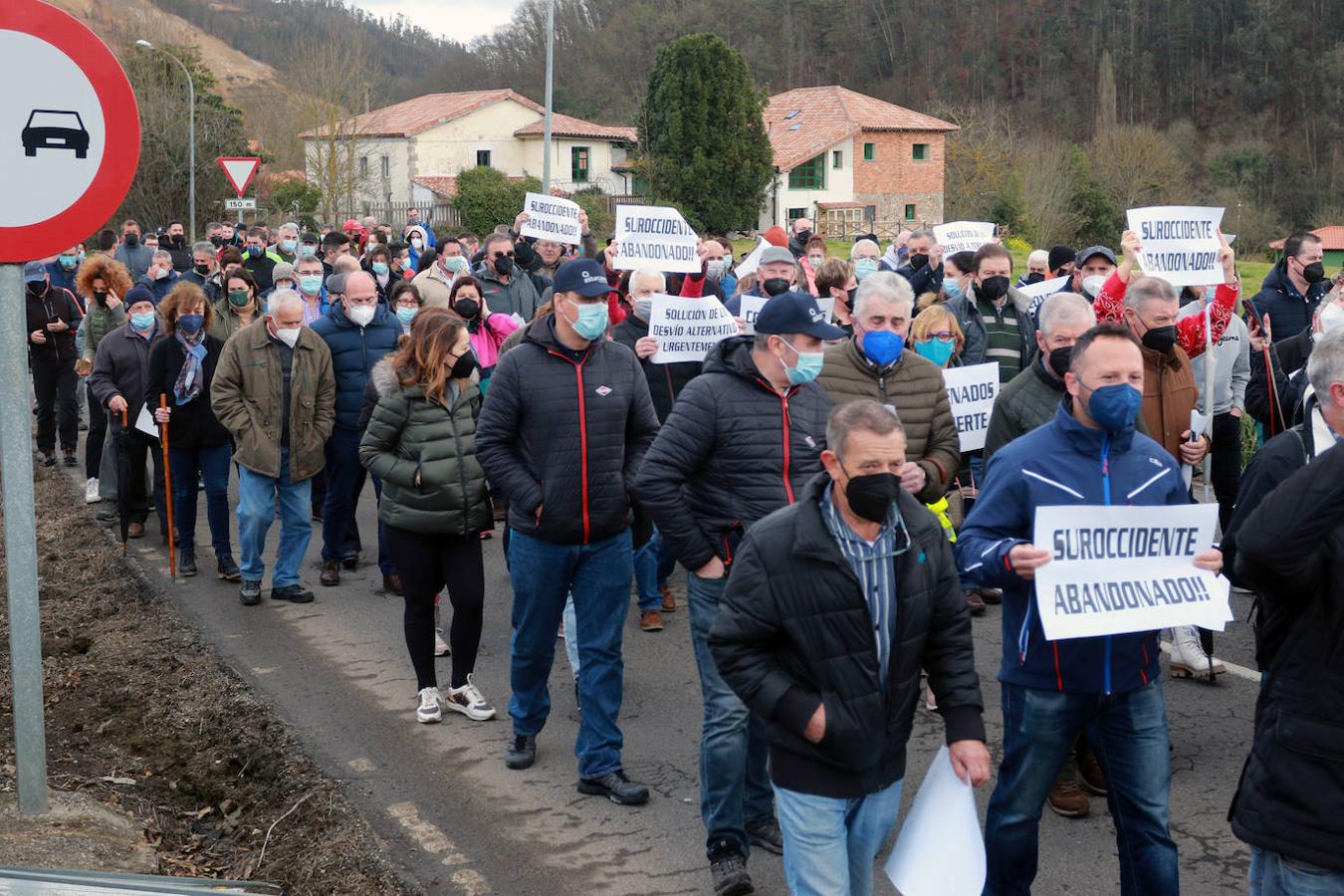 Encabezados por algunas de las mujeres que en Cangas iniciaron las protestas y por Laura y Miriam, las hijas de Lusci Mon, fallecida en el desprendimiento de Soto de la Barca, unos 500 vecinos se concentraron esta mañana en Casazorrina, Salas, a escasos metros del gran argayo que cortó hace meses la nacional 364