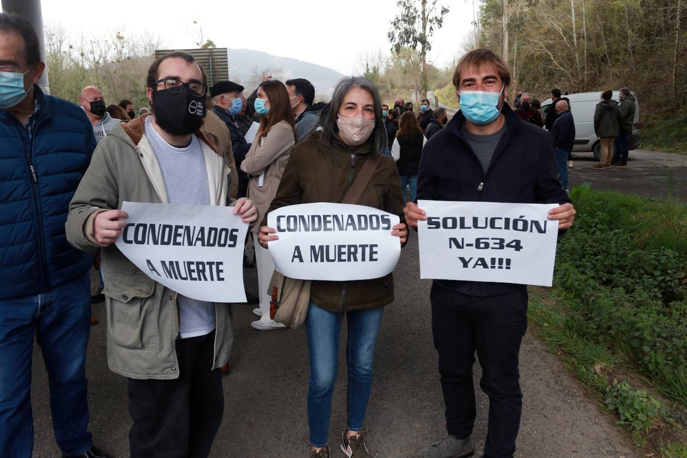 Encabezados por algunas de las mujeres que en Cangas iniciaron las protestas y por Laura y Miriam, las hijas de Lusci Mon, fallecida en el desprendimiento de Soto de la Barca, unos 500 vecinos se concentraron esta mañana en Casazorrina, Salas, a escasos metros del gran argayo que cortó hace meses la nacional 364