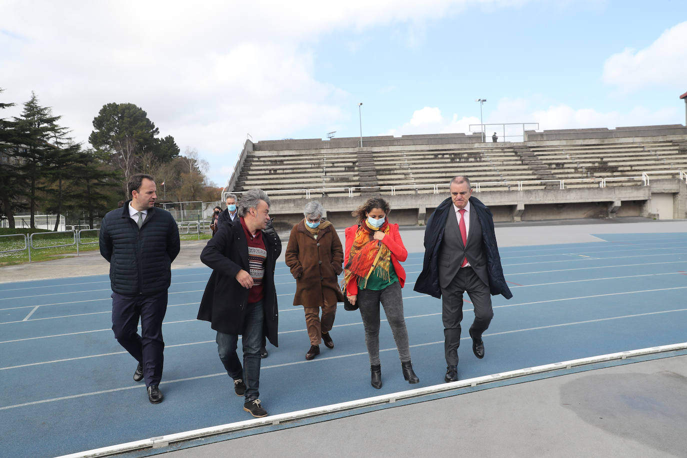 Tras participar en la Jornada «Presente y futuro del deporte», el secretario de Estado para el Deporte visitó el Real Grupo de Cultura Covadonga y algunas instalaciones deportivas municipales, como El Molinón y la pista de atletismo de Las Mestas