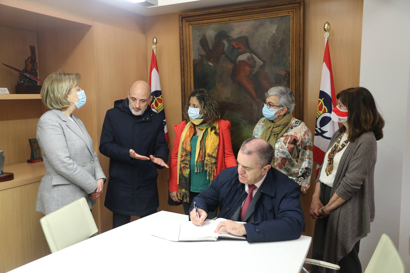 Tras participar en la Jornada «Presente y futuro del deporte», el secretario de Estado para el Deporte visitó el Real Grupo de Cultura Covadonga y algunas instalaciones deportivas municipales, como El Molinón y la pista de atletismo de Las Mestas