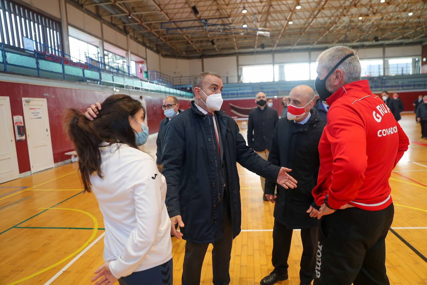 Tras participar en la Jornada «Presente y futuro del deporte», el secretario de Estado para el Deporte visitó el Real Grupo de Cultura Covadonga y algunas instalaciones deportivas municipales, como El Molinón y la pista de atletismo de Las Mestas