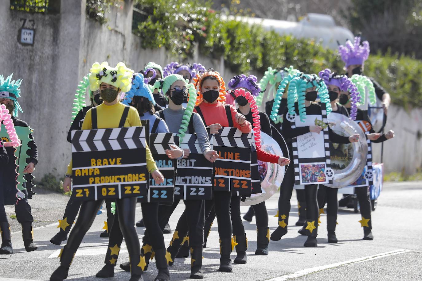 Este sábado, jornada de Antroxu, la charanga Kopa de Vino calentó los motores y sus baquetas para dar ritmo al barrio de Contrueces y así animar a los vecinos a celebrar el carnaval.