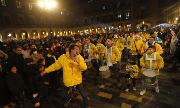 Las charangas hicieron su aparición en la plaza Mayor, repleta de gijoneses que aplaudieron y disfrutaron tras un año sin Antroxu. 