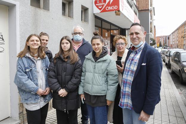 María Pavlovska, Anastasia Zhythyk, Olha Novik, Rafael Mojas, Daría Pavlovska, Maite Pérez y Jorge González, frente a la sede de Expoacción, en Gijón. 