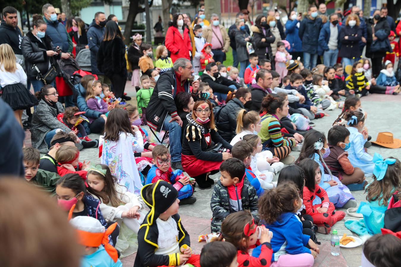 El parque de Ciaño, en Langreo, registró multitud de niños que no dejaron de sonreír y disfrutar en una jornada carnavalesca con magia y chocolate incluido.