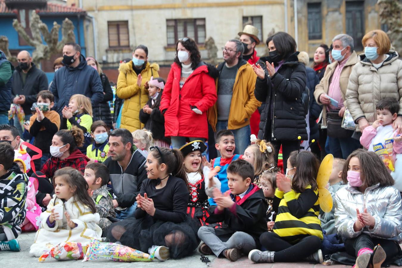 El parque de Ciaño, en Langreo, registró multitud de niños que no dejaron de sonreír y disfrutar en una jornada carnavalesca con magia y chocolate incluido.