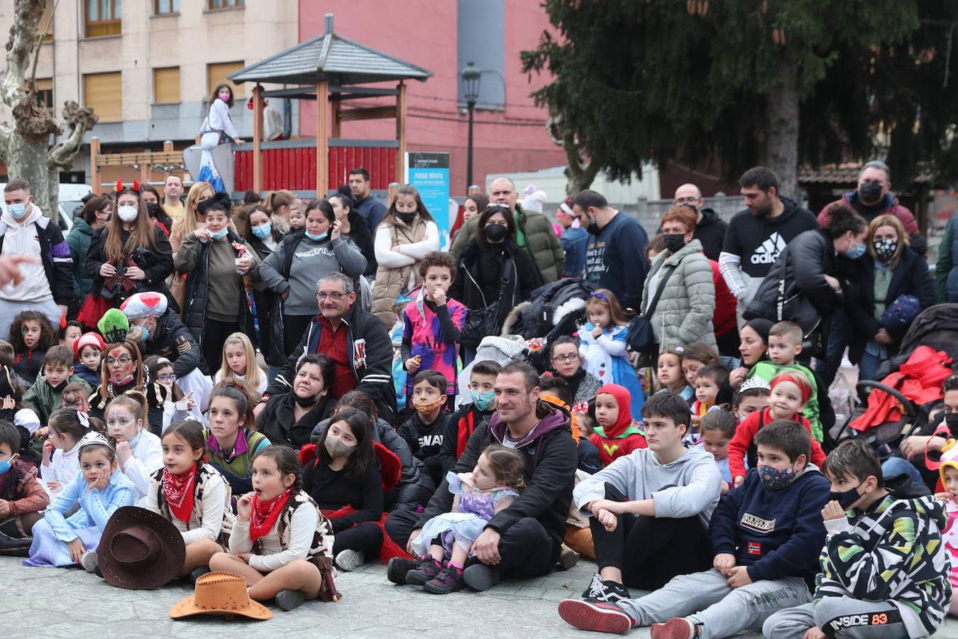 El parque de Ciaño, en Langreo, registró multitud de niños que no dejaron de sonreír y disfrutar en una jornada carnavalesca con magia y chocolate incluido.