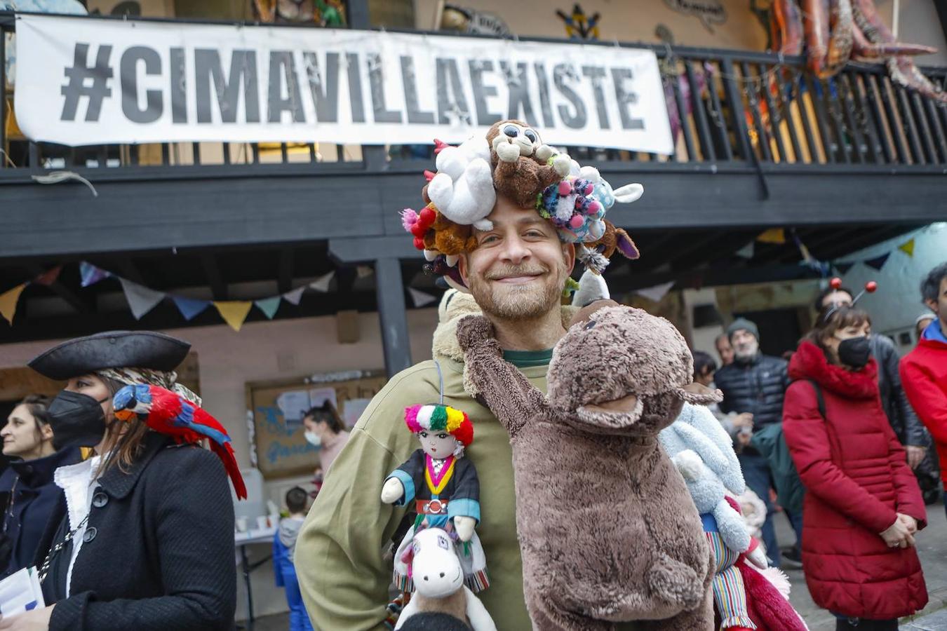 Disfraces de todos los estilos y todos los colores, chocolatadas, ritmo bajo las batutas... Los barrios gijoneses reviven su carnaval con alegría a través de múltiples actividades para los más pequeños y grandes.