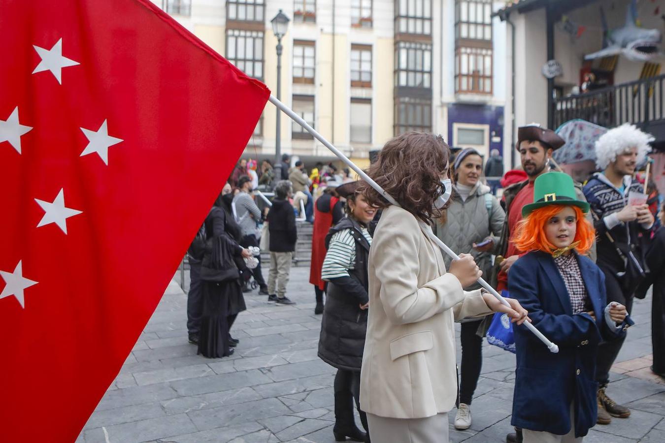 Disfraces de todos los estilos y todos los colores, chocolatadas, ritmo bajo las batutas... Los barrios gijoneses reviven su carnaval con alegría a través de múltiples actividades para los más pequeños y grandes.