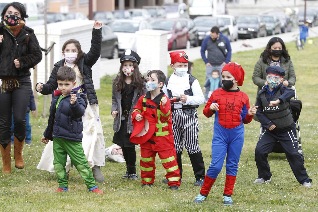 Disfraces de todos los estilos y todos los colores, chocolatadas, ritmo bajo las batutas... Los barrios gijoneses reviven su carnaval con alegría a través de múltiples actividades para los más pequeños y grandes.