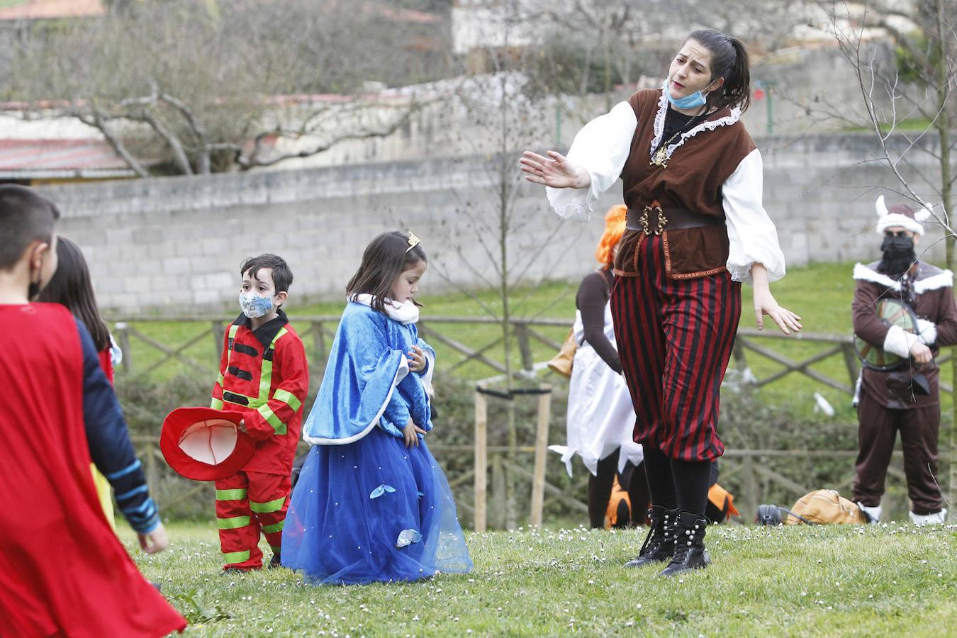 Disfraces de todos los estilos y todos los colores, chocolatadas, ritmo bajo las batutas... Los barrios gijoneses reviven su carnaval con alegría a través de múltiples actividades para los más pequeños y grandes.