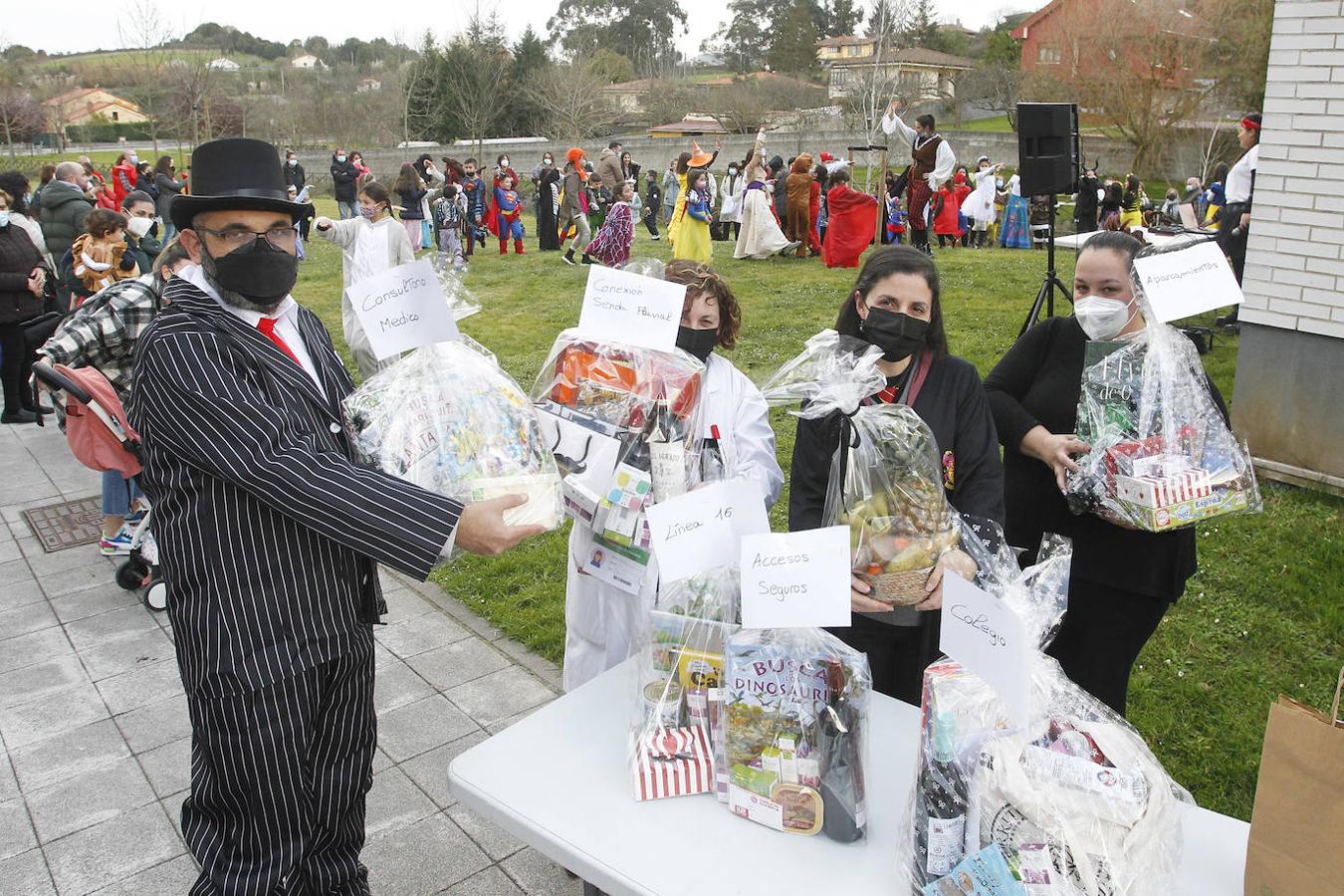 Disfraces de todos los estilos y todos los colores, chocolatadas, ritmo bajo las batutas... Los barrios gijoneses reviven su carnaval con alegría a través de múltiples actividades para los más pequeños y grandes.