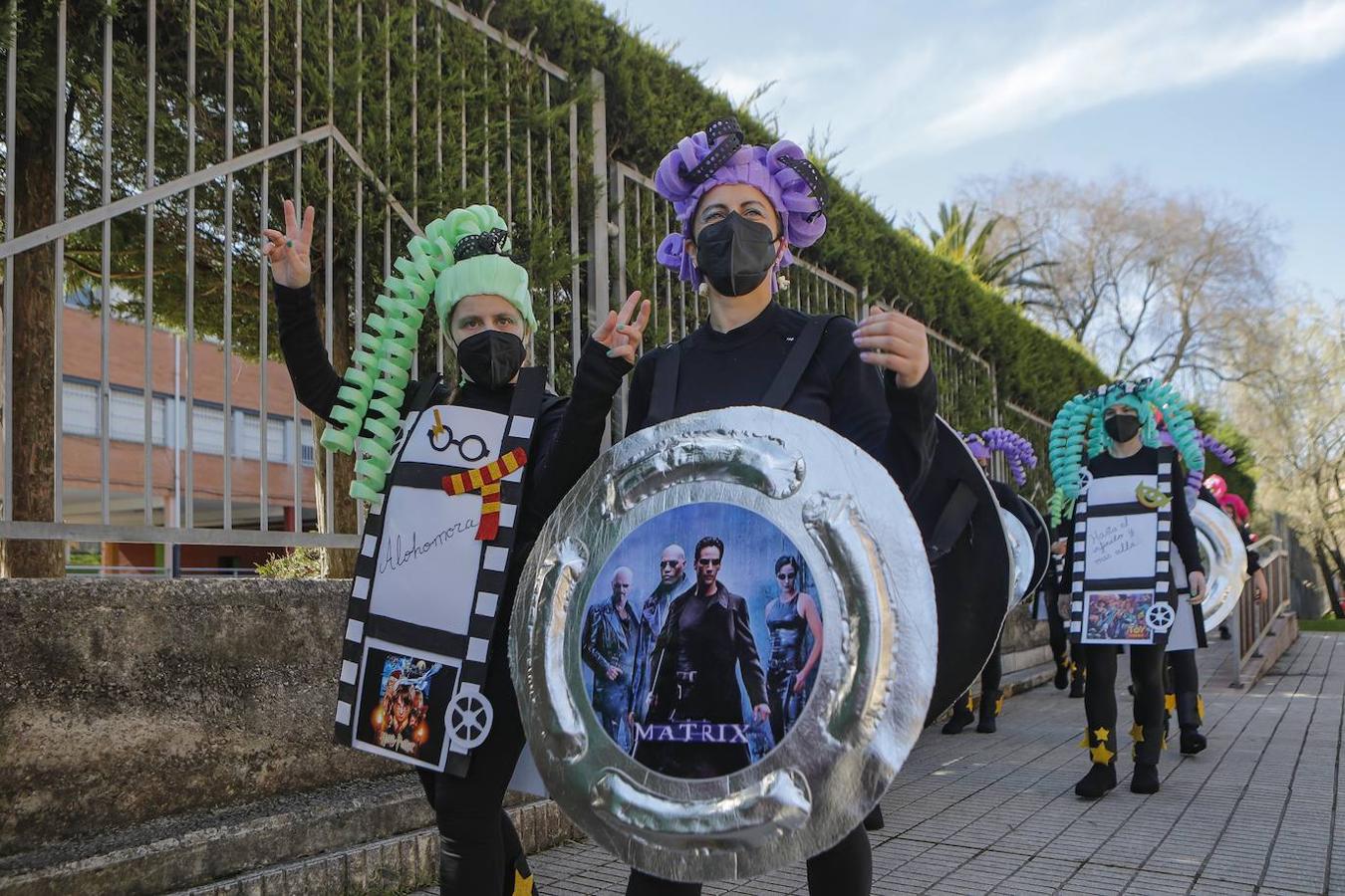 Este sábado, jornada de Antroxu, la charanga Kopa de Vino calentó los motores y sus baquetas para dar ritmo al barrio de Contrueces y así animar a los vecinos a celebrar el carnaval.