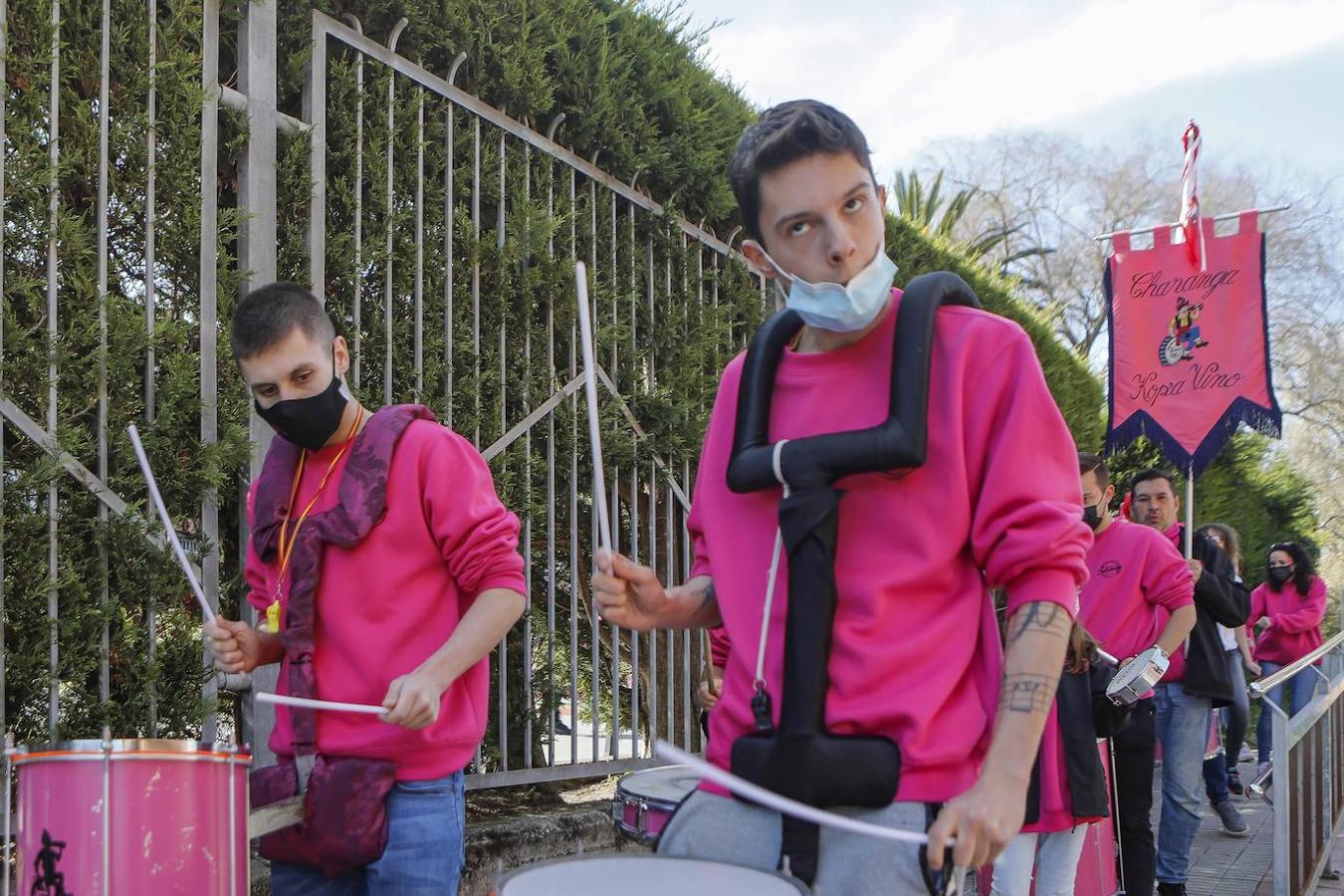 Este sábado, jornada de Antroxu, la charanga Kopa de Vino calentó los motores y sus baquetas para dar ritmo al barrio de Contrueces y así animar a los vecinos a celebrar el carnaval.