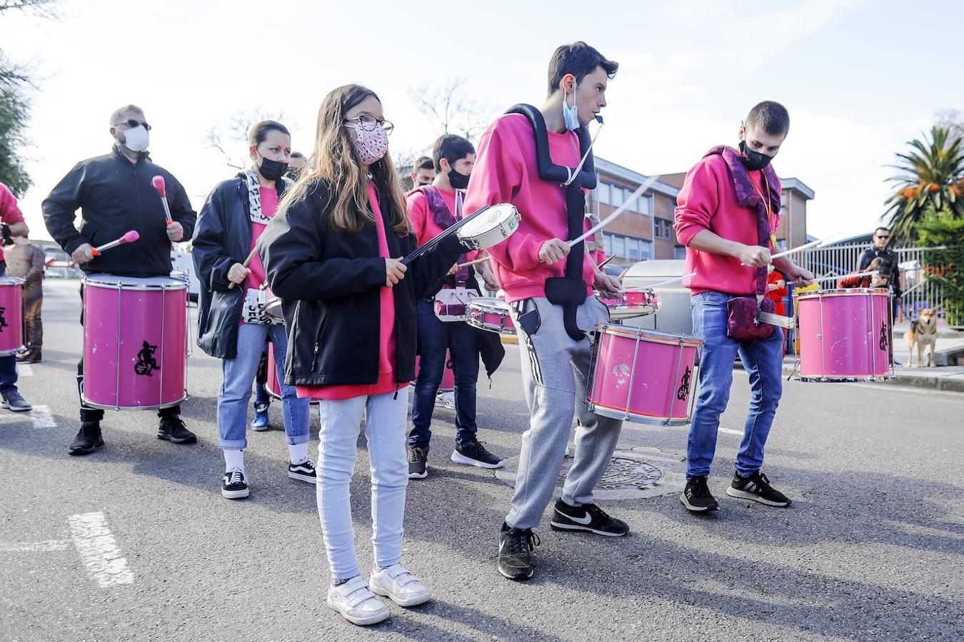 Este sábado, jornada de Antroxu, la charanga Kopa de Vino calentó los motores y sus baquetas para dar ritmo al barrio de Contrueces y así animar a los vecinos a celebrar el carnaval.