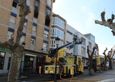Imagen secundaria 1 - Seis personas heridas en un incendio urbano en Candás