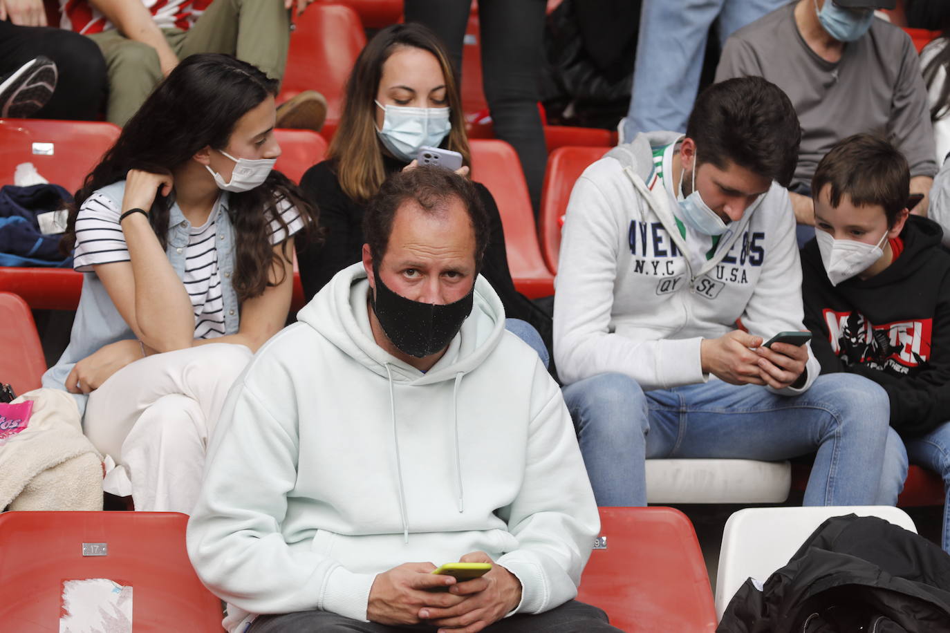 Fotos: ¿Estuviste en el Sporting - Zaragoza? ¡Búscate!