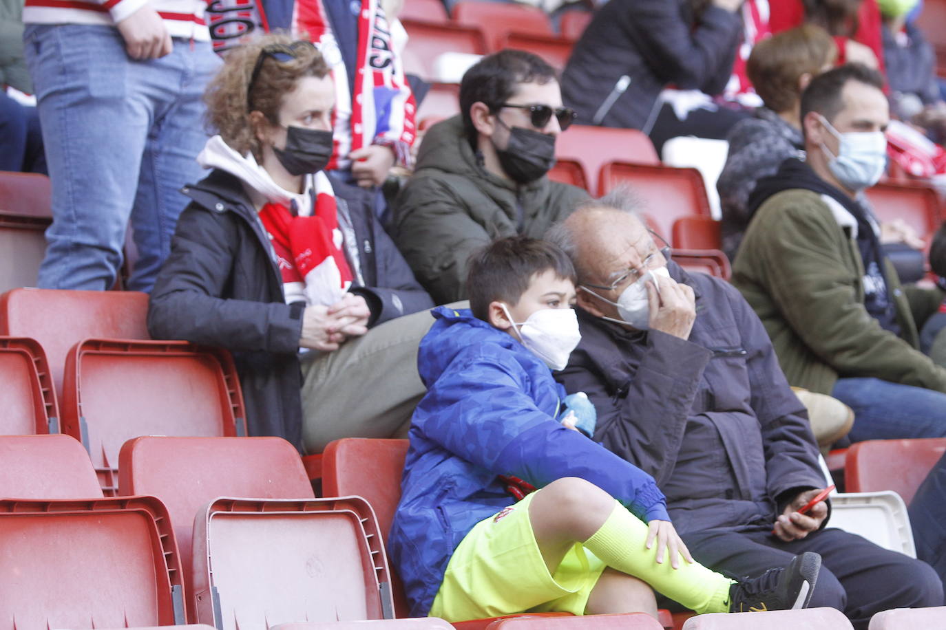 Fotos: ¿Estuviste en el Sporting - Zaragoza? ¡Búscate!