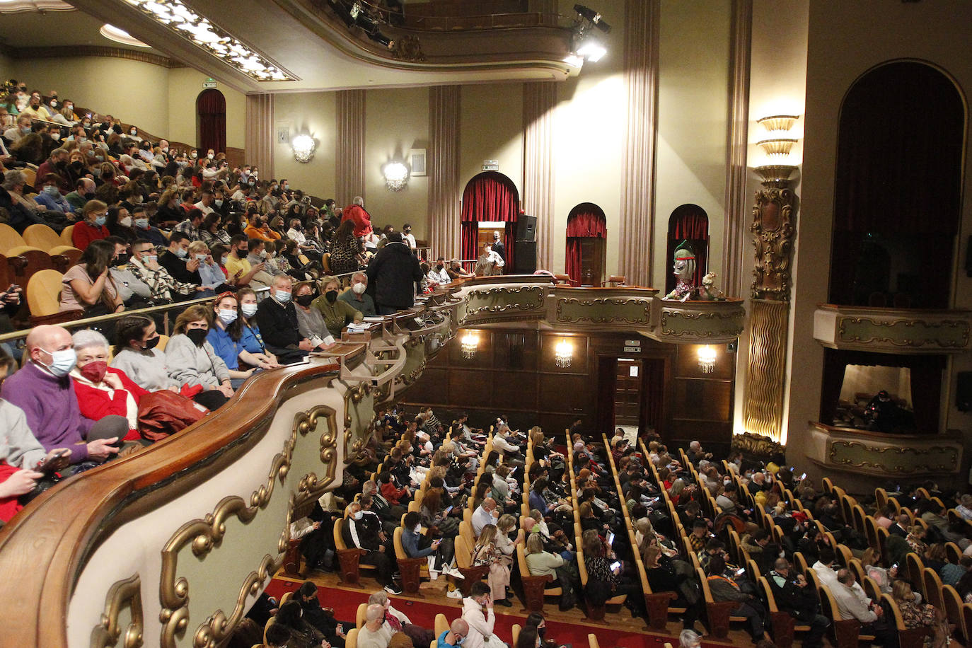 El público aplaudió a las seis primeras charangas del concurso, que criticaron desde la faltade arena hasta el «caos del tráfico»