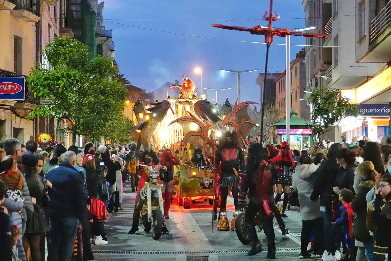 Por las calles de la villa desfilaron medio millar de personas y grupos llegados desde Santander hasta Tapia.