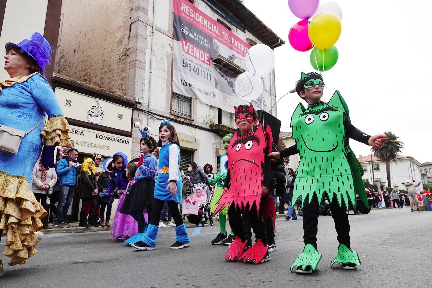 Por las calles de la villa desfilaron medio millar de personas y grupos llegados desde Santander hasta Tapia.