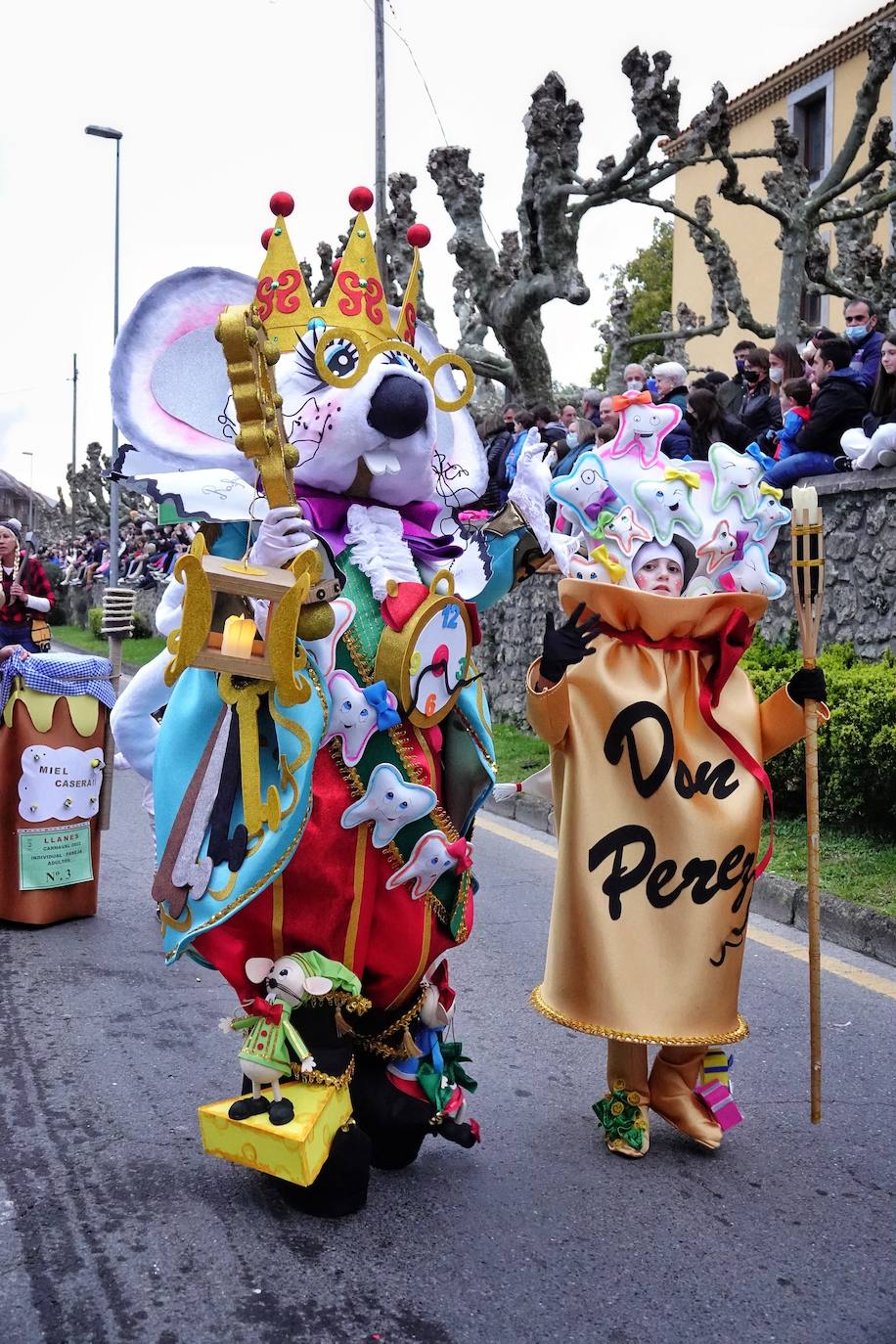 Por las calles de la villa desfilaron medio millar de personas y grupos llegados desde Santander hasta Tapia.