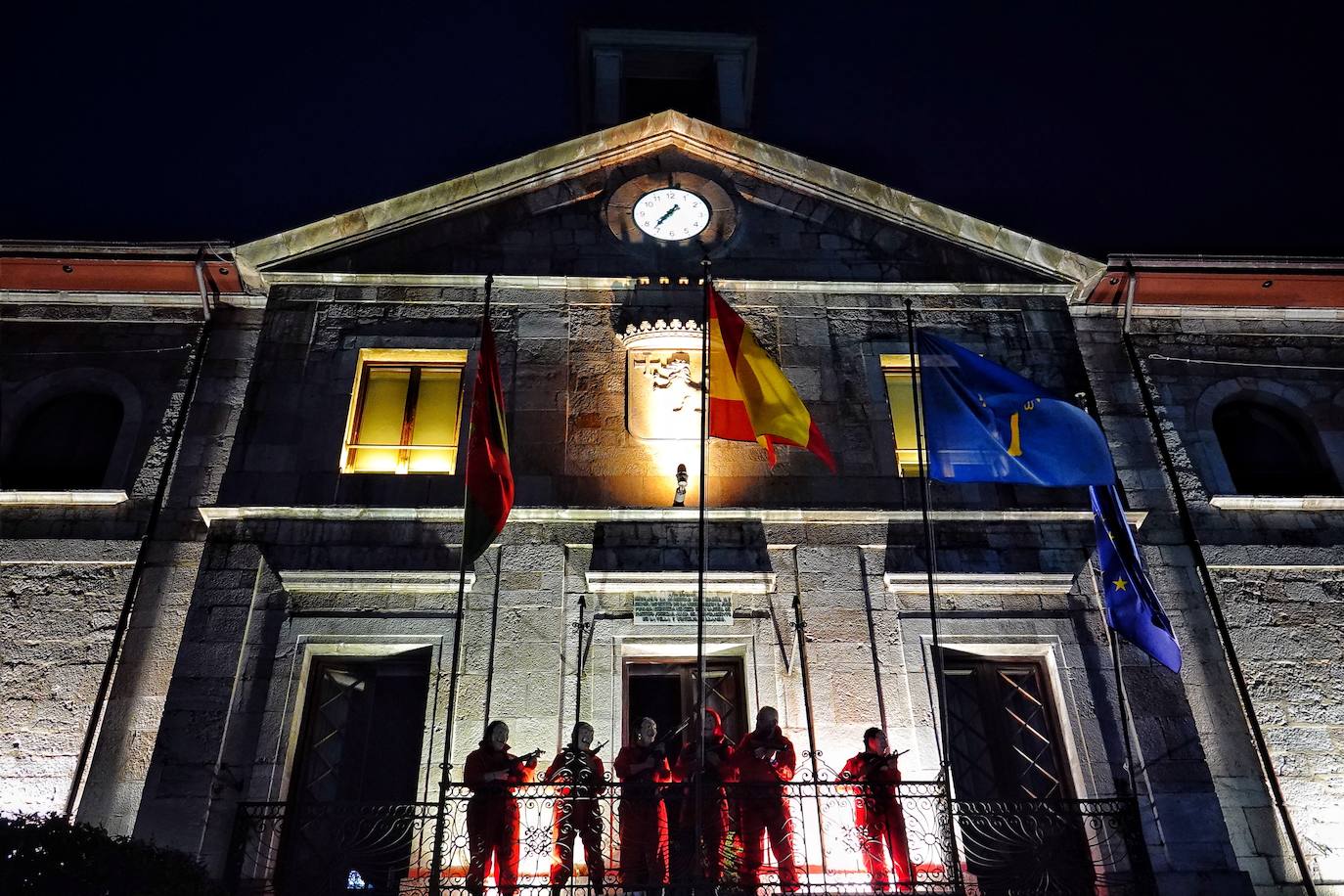 Por las calles de la villa desfilaron medio millar de personas y grupos llegados desde Santander hasta Tapia.