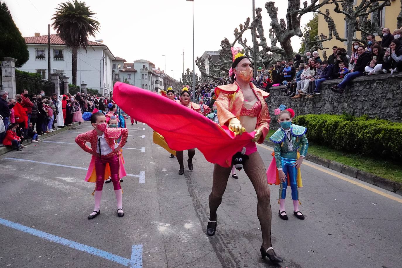 Por las calles de la villa desfilaron medio millar de personas y grupos llegados desde Santander hasta Tapia.