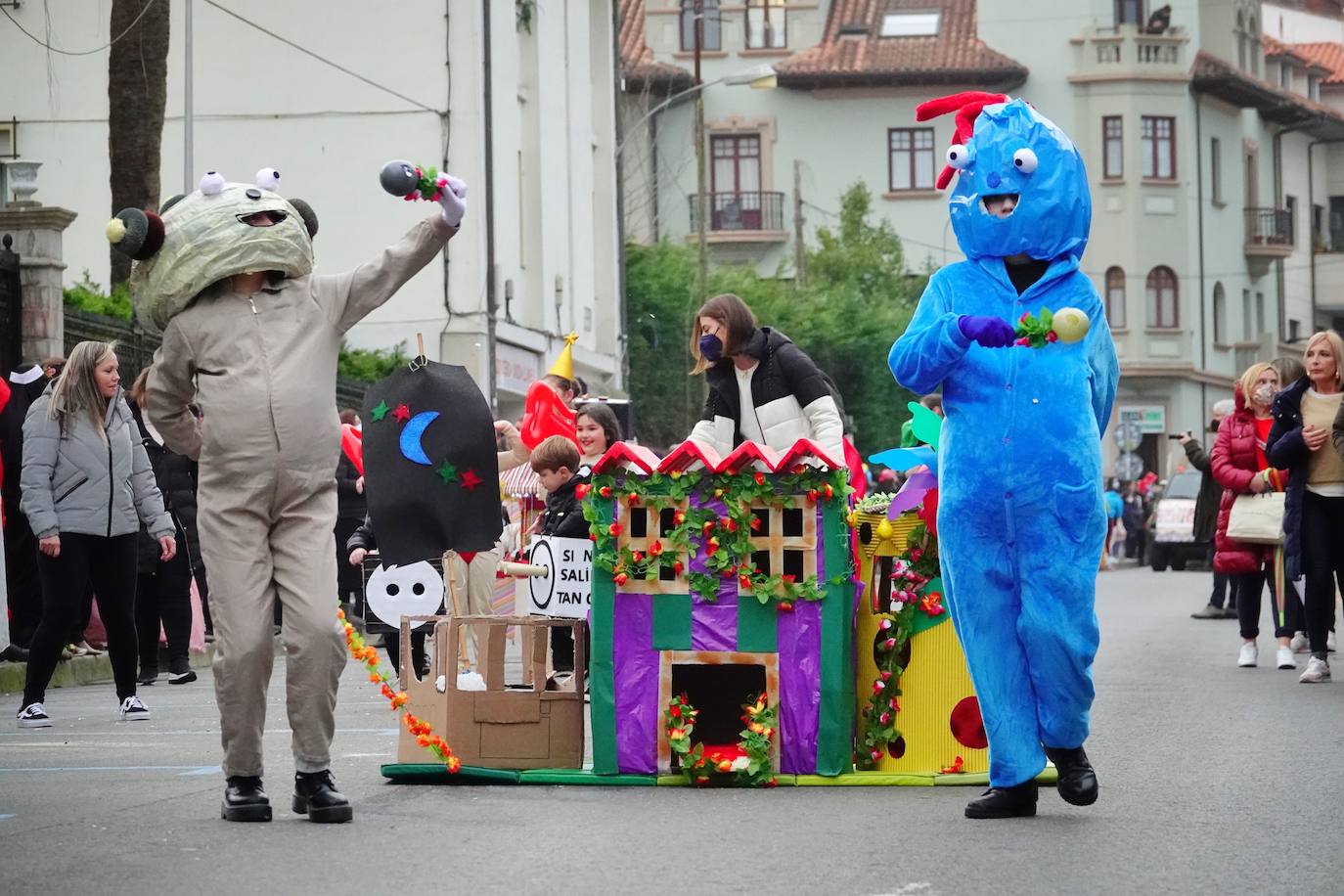 Por las calles de la villa desfilaron medio millar de personas y grupos llegados desde Santander hasta Tapia.