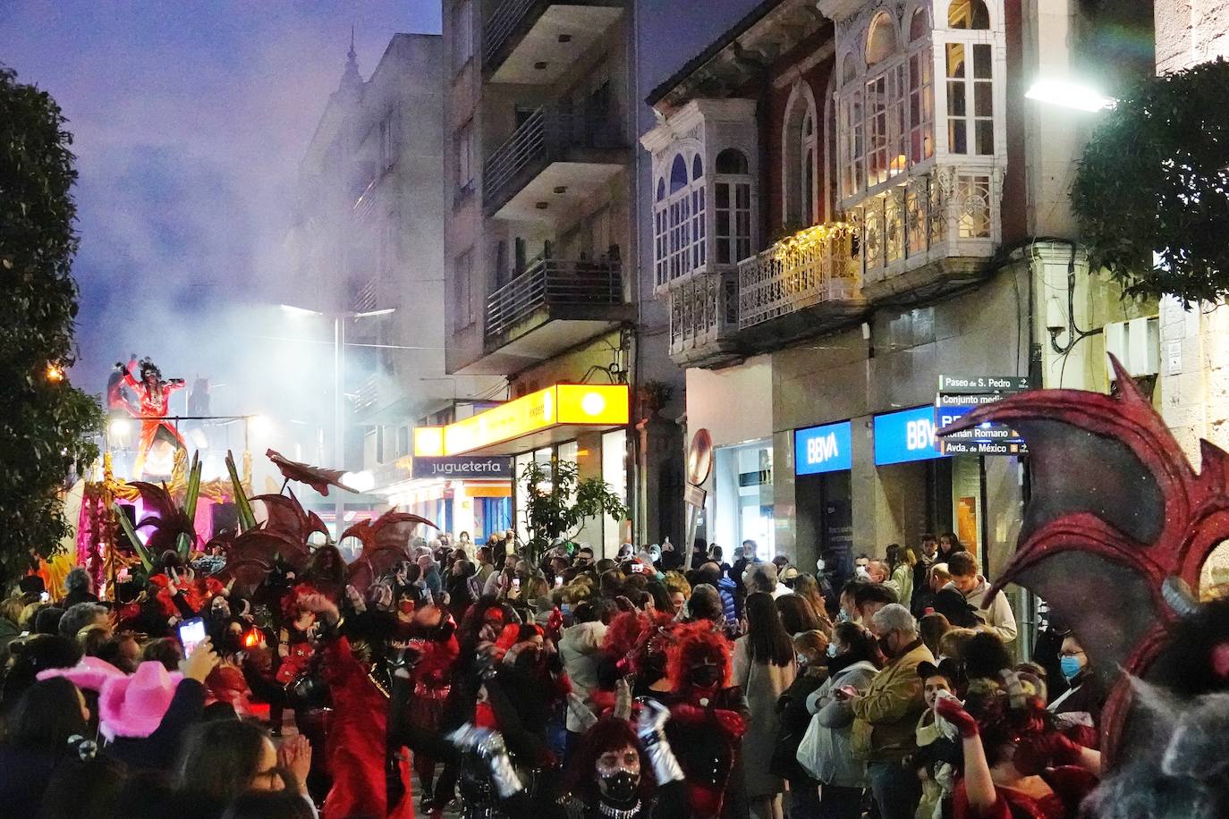 Por las calles de la villa desfilaron medio millar de personas y grupos llegados desde Santander hasta Tapia.