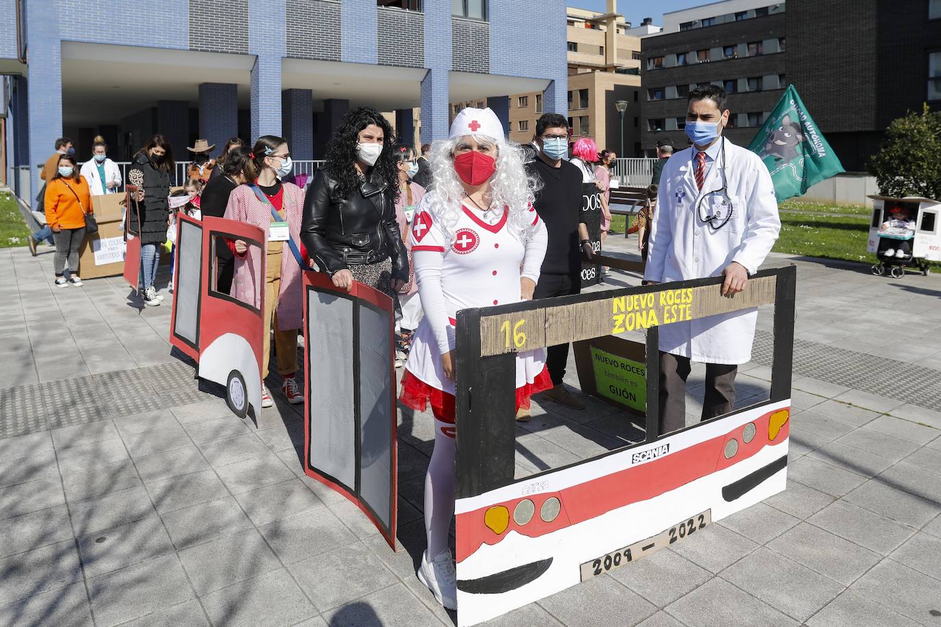 Decenas de vecinos del barrio participan en un Antroxu reivindicativo durante el que proclamaron temporalmente como ciudad autónoma