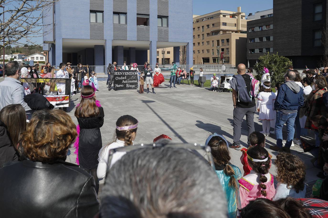 Decenas de vecinos del barrio participan en un Antroxu reivindicativo durante el que proclamaron temporalmente como ciudad autónoma