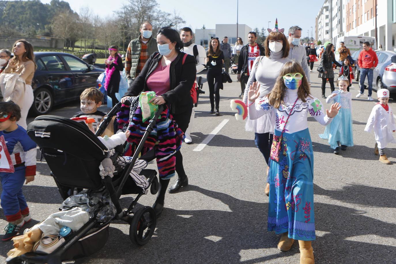Decenas de vecinos del barrio participan en un Antroxu reivindicativo durante el que proclamaron temporalmente como ciudad autónoma