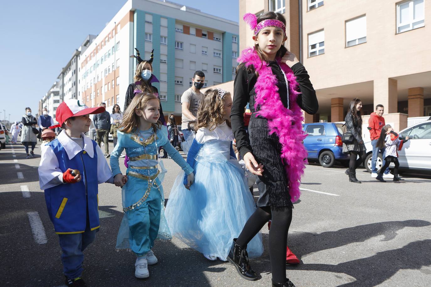 Decenas de vecinos del barrio participan en un Antroxu reivindicativo durante el que proclamaron temporalmente como ciudad autónoma