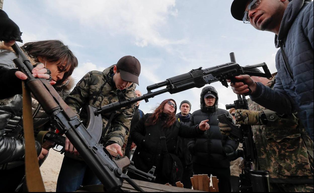 Ejercicios militares para civiles en Kiev. 