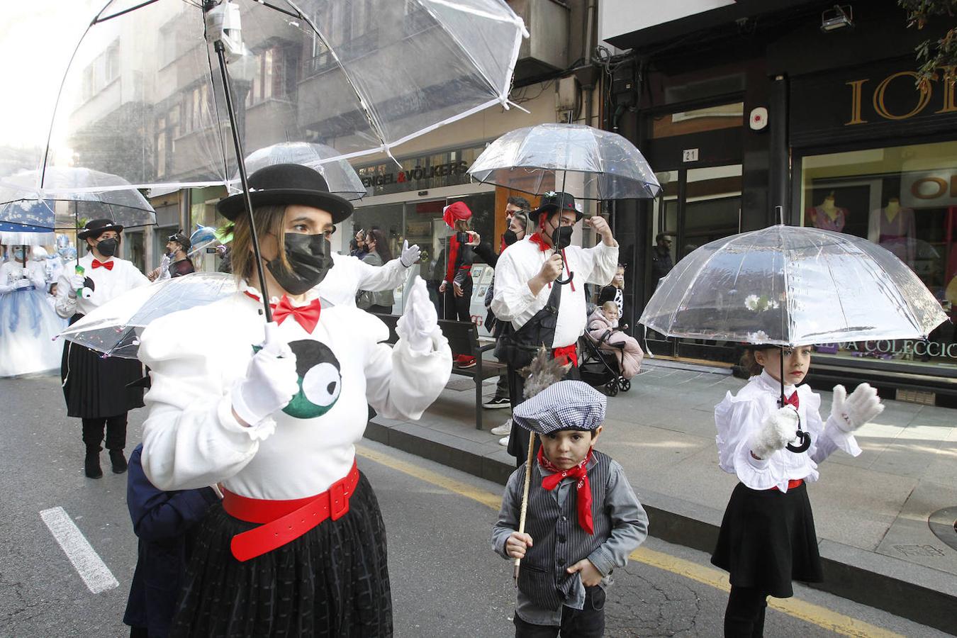 Fotos: Un pasacalles de &#039;pequeños héroes&#039; por las calles de Gijón