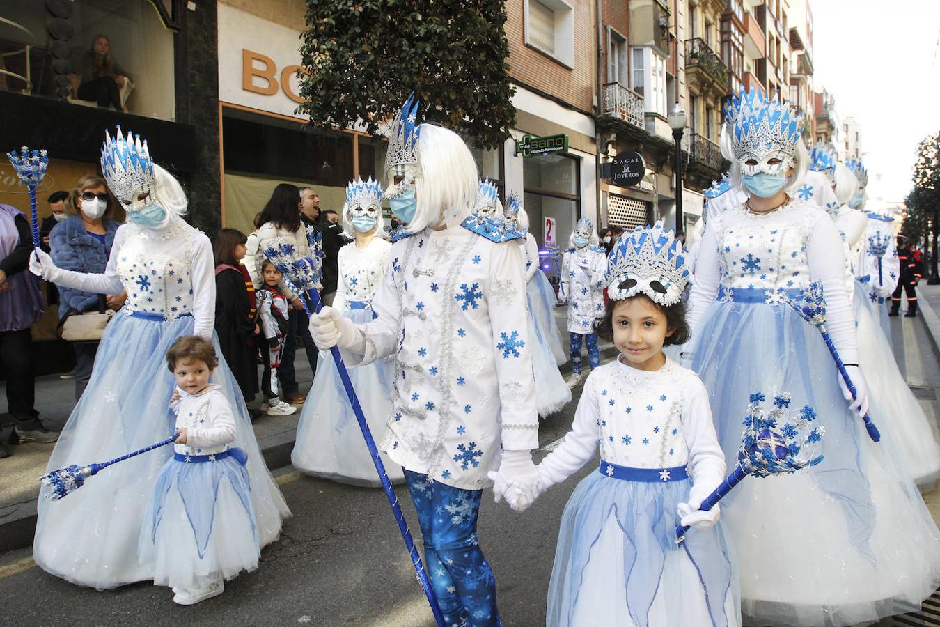 Fotos: Un pasacalles de &#039;pequeños héroes&#039; por las calles de Gijón